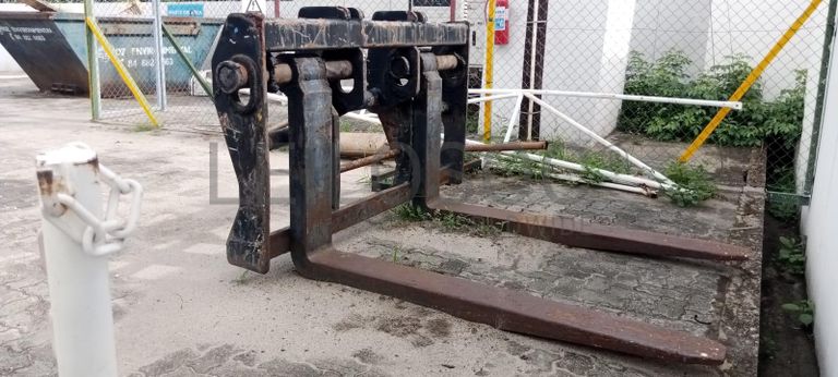 Empilhador Telescópico MANITOU MHT 10210 ·