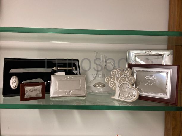 Moldura + Caixas 25 Anos + Bibelot e Placa 25 Anos + Conjunto de talheres para corte de bolo + Decanter em Cristal