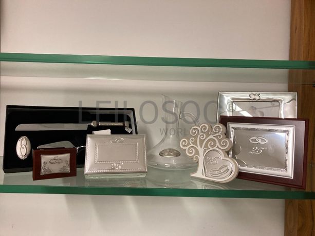 Moldura + Caixas 25 Anos + Bibelot e Placa 25 Anos + Conjunto de talheres para corte de bolo + Decanter em Cristal