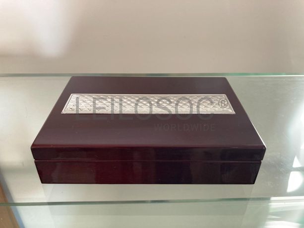 Caixa com baralhos de cartas