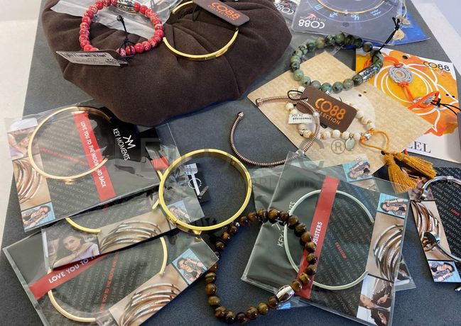 Pulseiras em prata e outros materiais