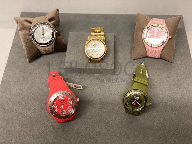Relógios de diversas marcas e materiais