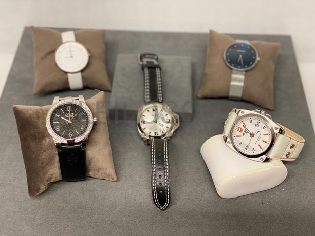 Relógios de diversas marcas e materiais