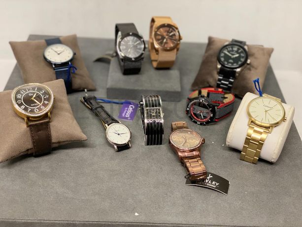 Relógios de diversas marcas e materiais