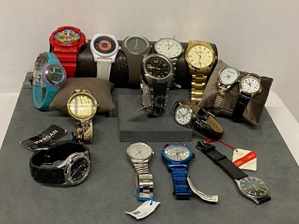 Relógios de diversas marcas e materiais