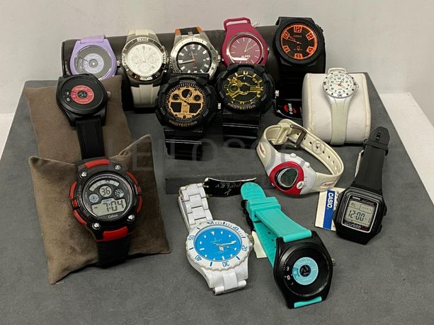 Relógios de diversas marcas e materiais