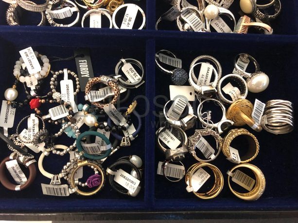 Anéis em prata e outros materiais