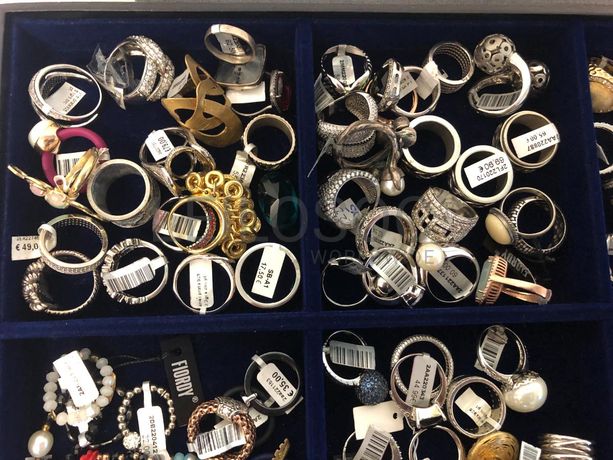 Anéis em prata e outros materiais