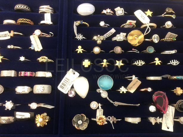 Anéis em prata e outros materiais