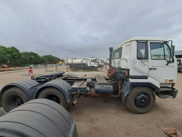 Camião trator (cavalo) NISSAN · Belas