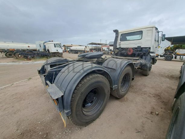 Camião trator (cavalo) NISSAN · Belas