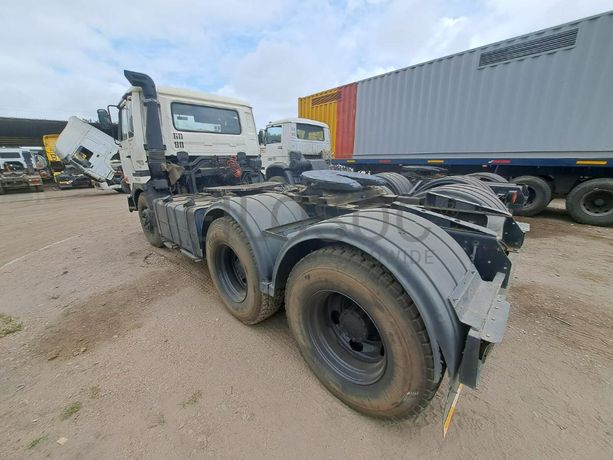 Camião trator (cavalo) NISSAN · Belas