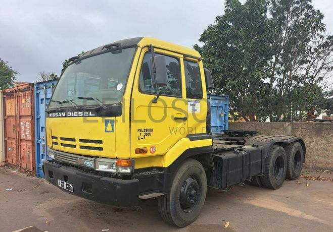 Camião trator (cavalo) NISSAN · Belas