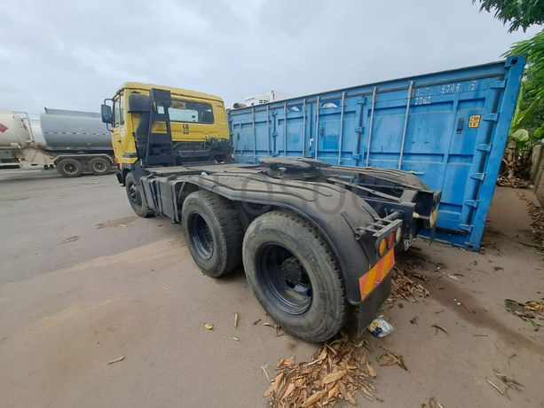 Camião trator (cavalo) NISSAN · Belas