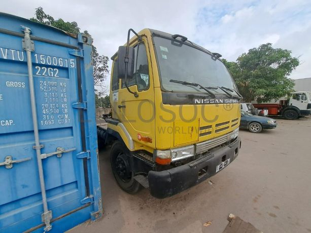 Camião trator (cavalo) NISSAN · Belas