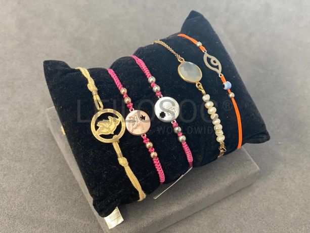 Pulseiras em prata e outros materiais