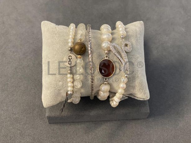 Pulseiras em prata e outros materiais