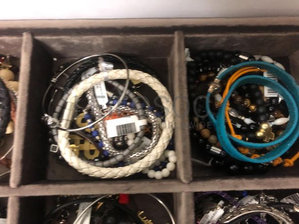 Pulseiras em prata e outros materiais