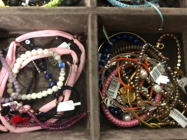 Pulseiras em prata e outros materiais