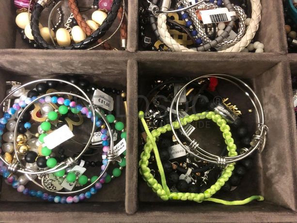 Pulseiras em prata e outros materiais