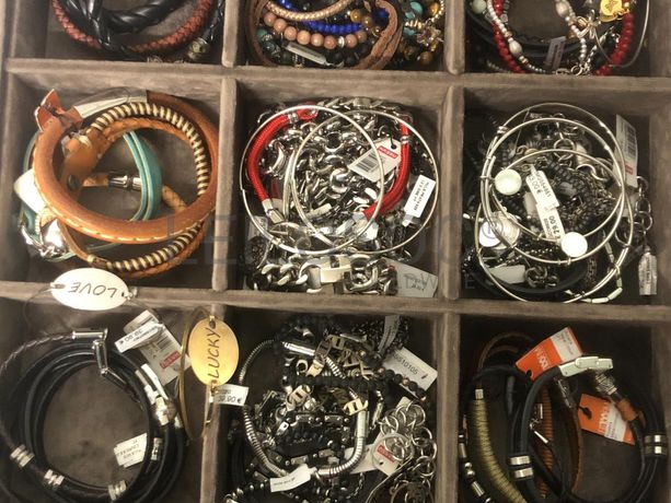 Pulseiras em prata e outros materiais