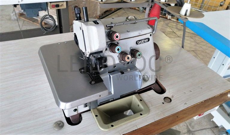 Máquina de corte e cose