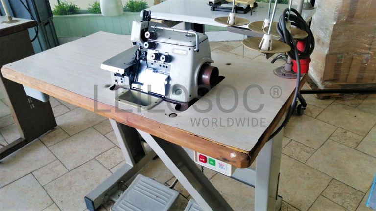 Máquina de corte e cose