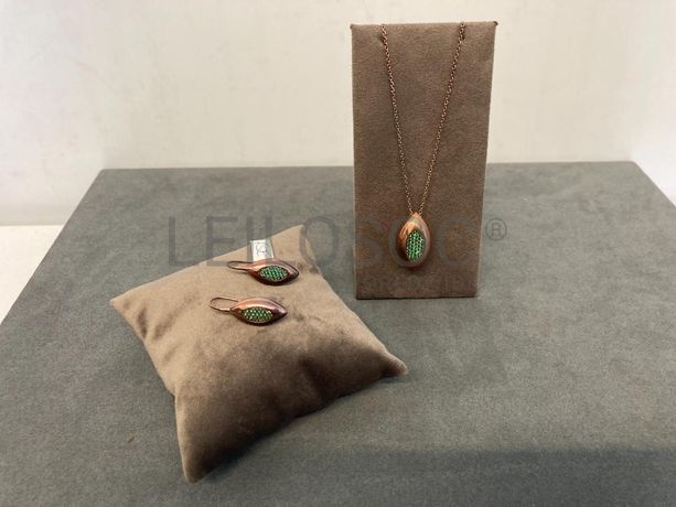 Par de brincos + Colar