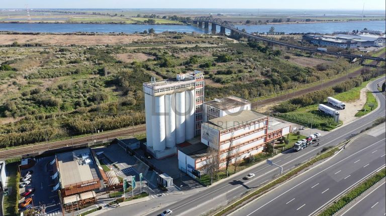 Unidade Industrial + Terreno · Vila Franca de Xira