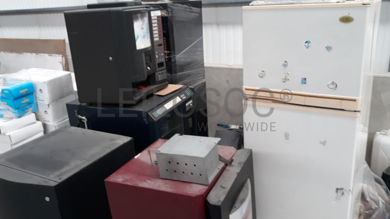 Lote sucata, cestos metálicos e mobiliário