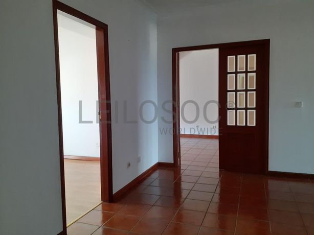 Apartamento T3 c/ Lugar de Garagem e Arrumos · Guarda