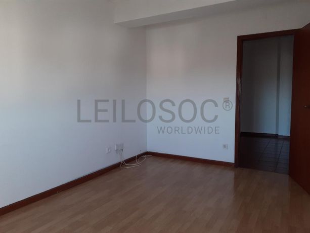 Apartamento T3 c/ Lugar de Garagem e Arrumos · Guarda
