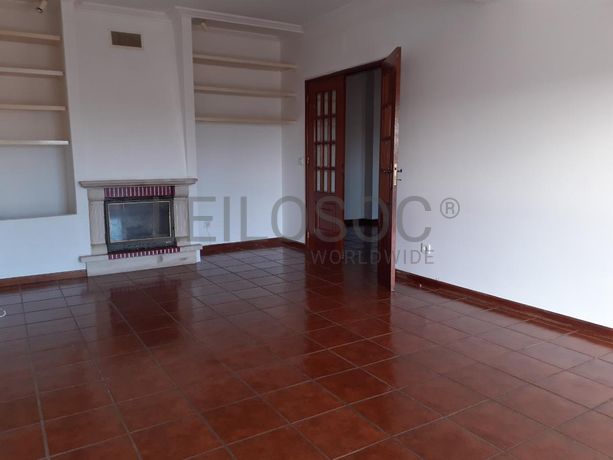 Apartamento T3 c/ Lugar de Garagem e Arrumos · Guarda