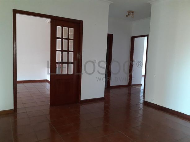 Apartamento T3 c/ Lugar de Garagem e Arrumos · Guarda