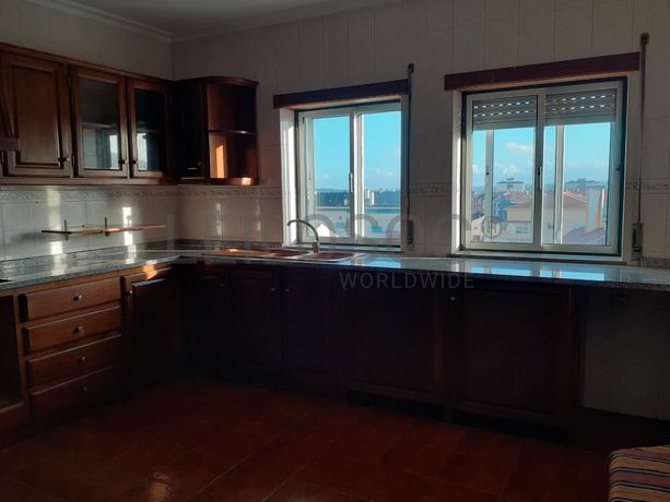 Apartamento T3 c/ Lugar de Garagem e Arrumos · Guarda