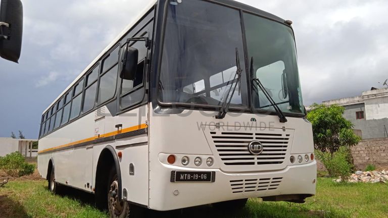 Autocarro Nissan UD90B