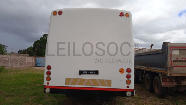 Autocarro Nissan UD90B