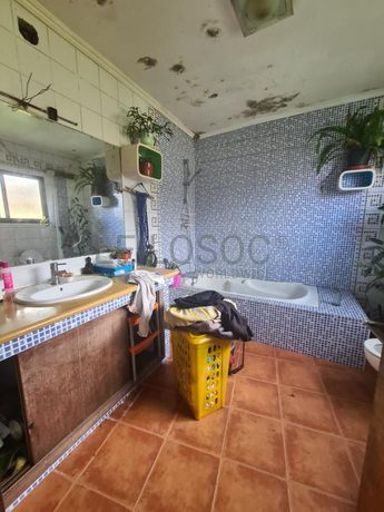 1/2 de Moradia + Terreno · Ponta Delgada, Arquipélago dos Açores