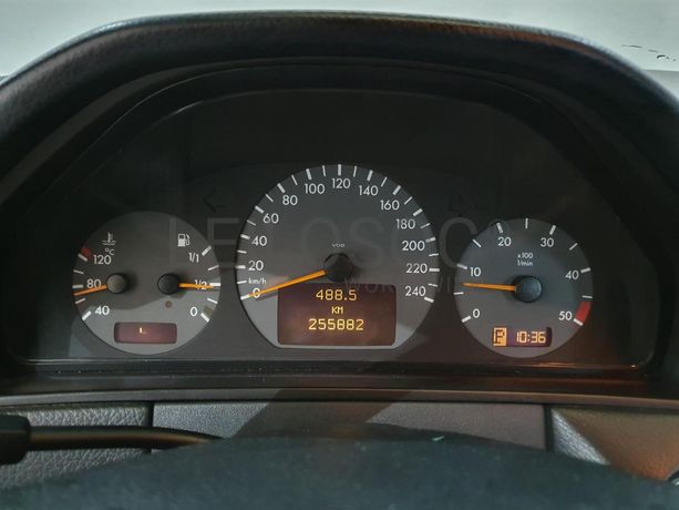 Mercedes-Benz E220 2.2 CDI · Ano 2000