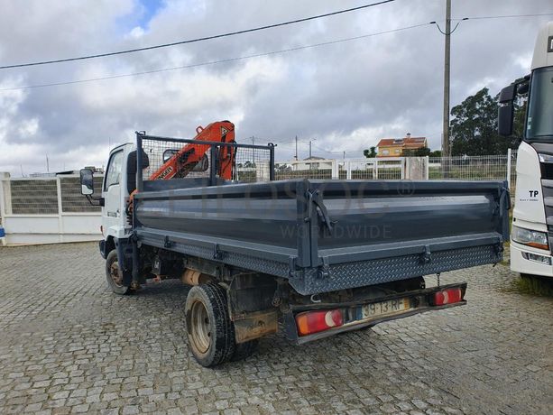 Nissan Cabstar 110 com Grua Palfinger Tribasculante