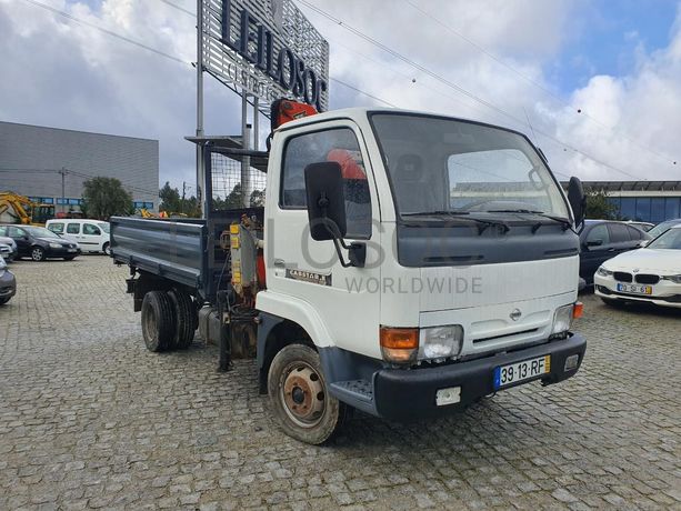 Nissan Cabstar 110 com Grua Palfinger Tribasculante