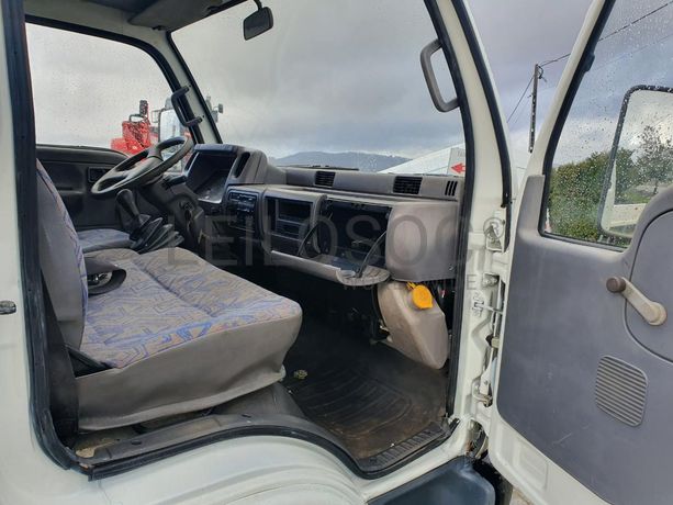 Nissan Cabstar 110 com Grua Palfinger Tribasculante