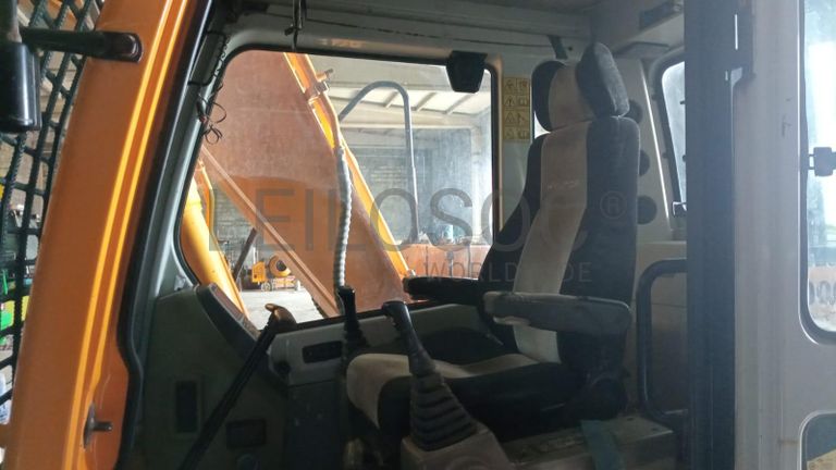 Escavadeira Hyundai ·