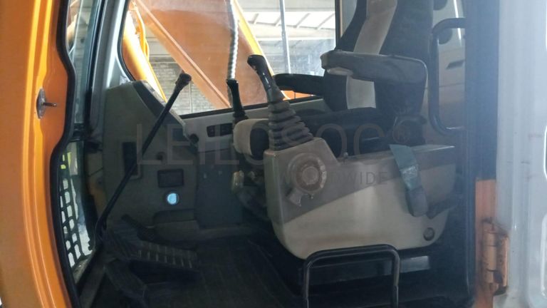 Escavadeira Hyundai ·