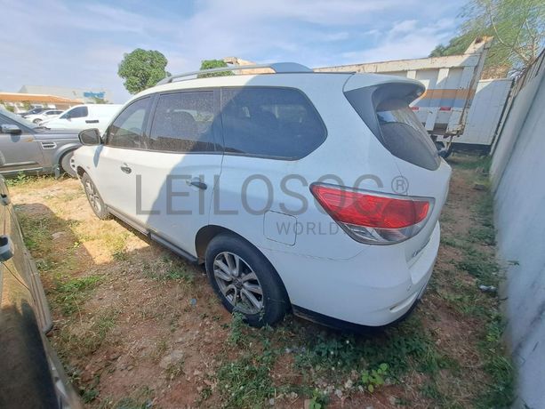 Veículo NISSAN Pathfinder · Viana