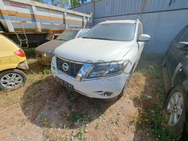 Veículo NISSAN Pathfinder · Viana