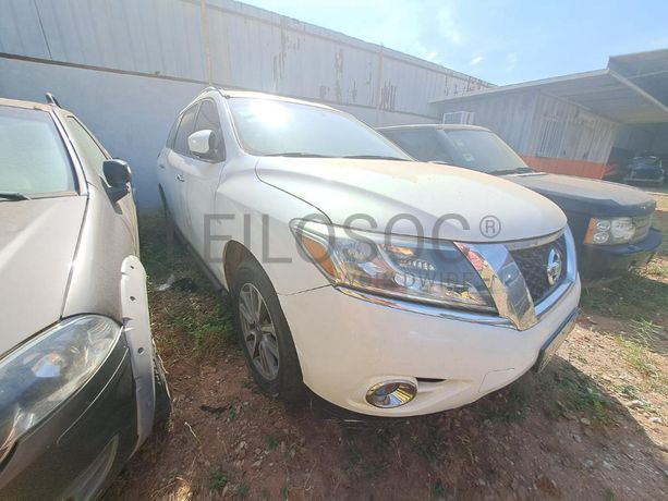 Veículo NISSAN Pathfinder · Viana