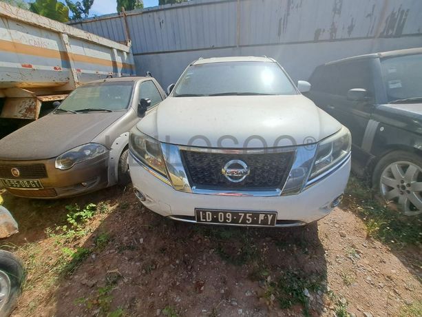 Veículo NISSAN Pathfinder · Viana