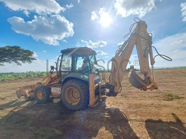 Retroescavadora Case 590R · Samba Caju