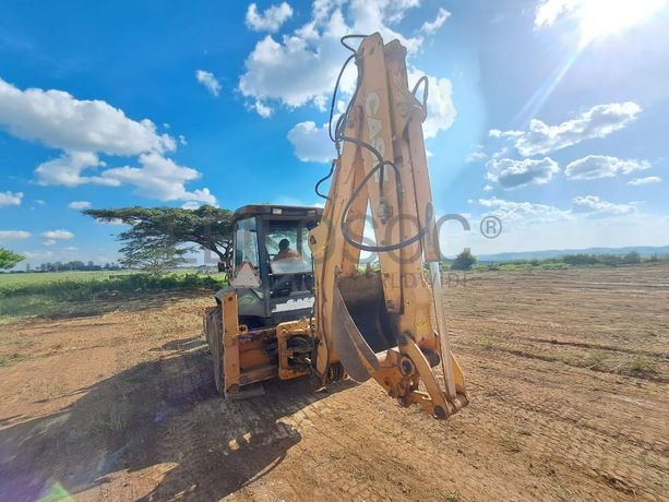 Retroescavadora Case 590R · Samba Caju